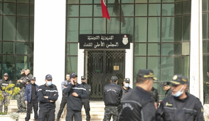 تونس... الشرطة تغلق مقر مجلس القضاء وتمنع دخول الموظفين