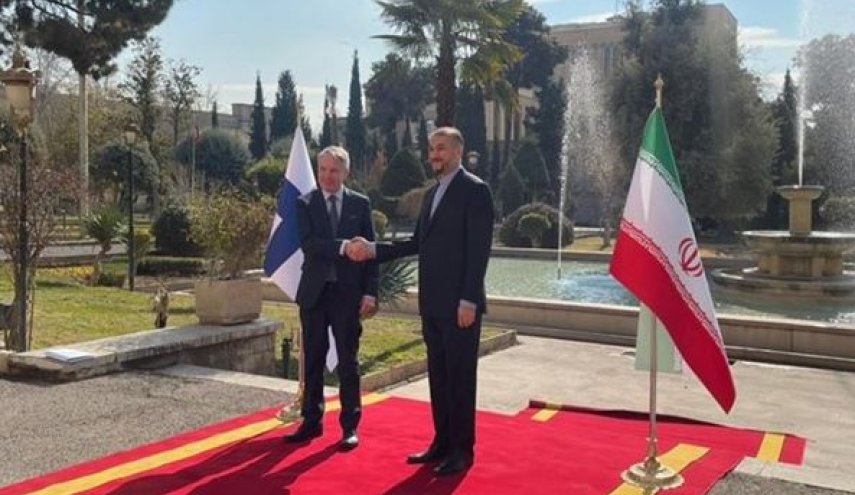 وزير الخارجية الايراني يتباحث مع نظيره الفنلندي حول توطيد العلاقات