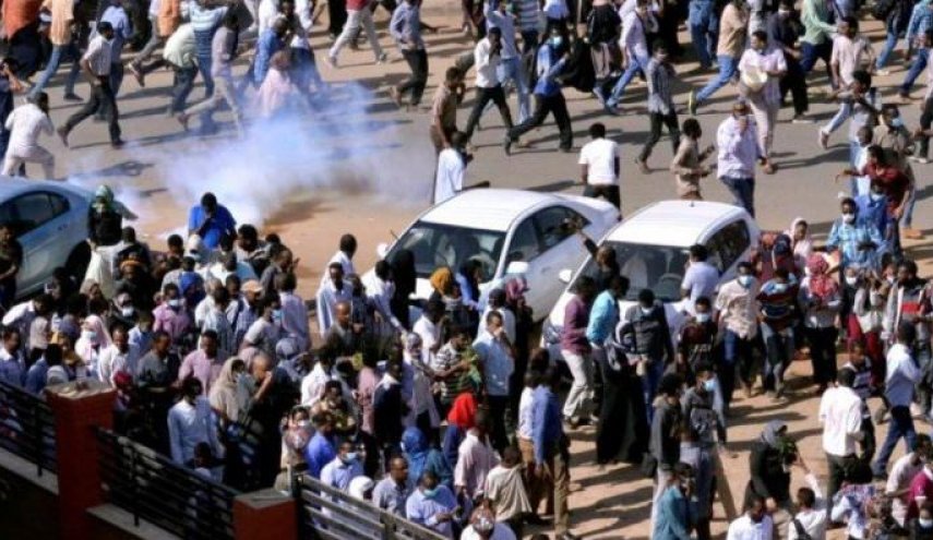  الشرطة السودانية تطلق الغاز المسيل للدموع لتفريق المتظاهرين 
