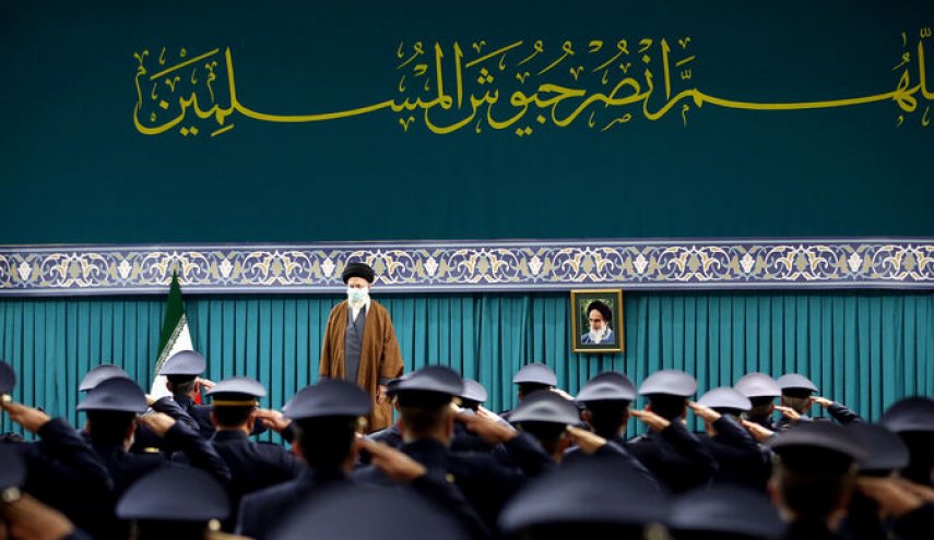 آية الله خامنئي: التزم بالقواعد الصحية وتلقيت الجرعة الثالثة من لقاح كورونا