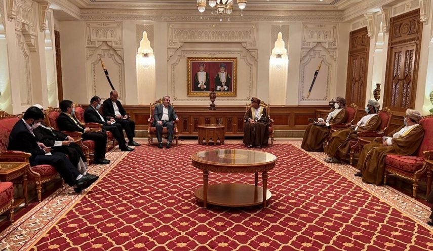 وزير الصناعة يؤكد على ضرورة تعزيز العلاقات الاقتصادية مع مسقط