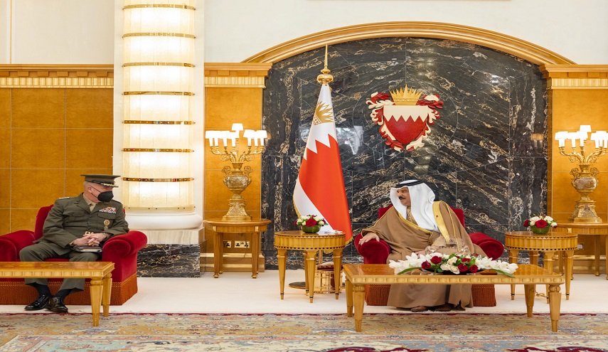 الجنرال ماكينزي يجري مباحثات مع ملك البحرين