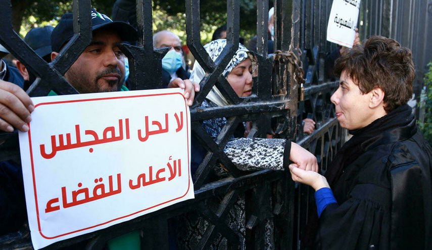 تونس: احتجاج مئات القضاة والمحامين على حل سعيّد المجلس الأعلى للقضاء