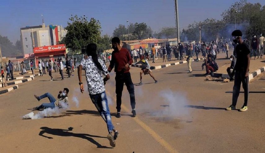 الخرطوم.. إصابة متظاهرين في مواجهات مع الأمن السوداني
