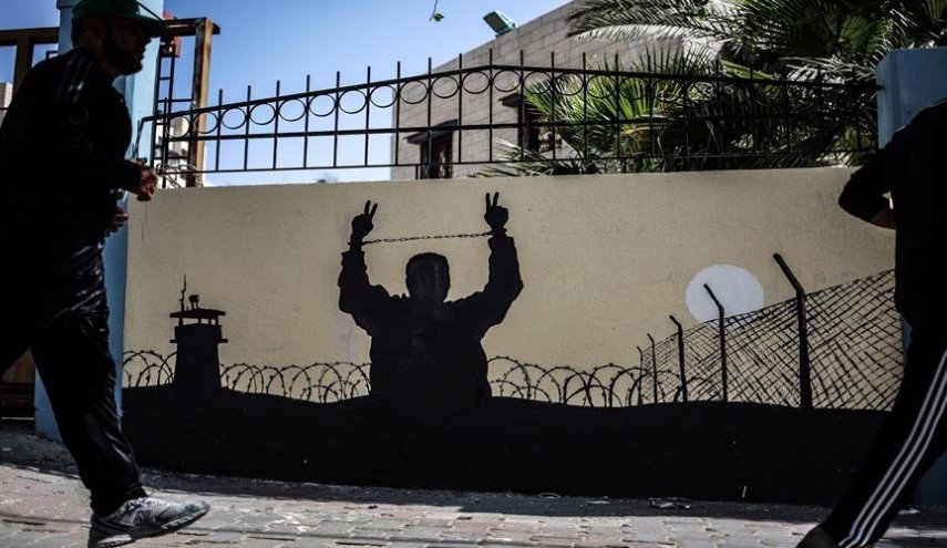 وقفة في غزة احتجاجا على تعرض الأسرى للموت البطيء في سجون الاحتلال