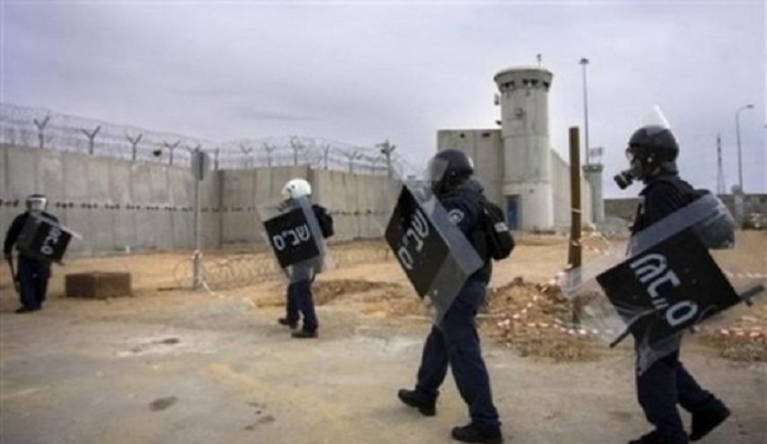 القوات الصهيونية تقتحم سجن نفحة وتعتدي على الأسرى بالضرب