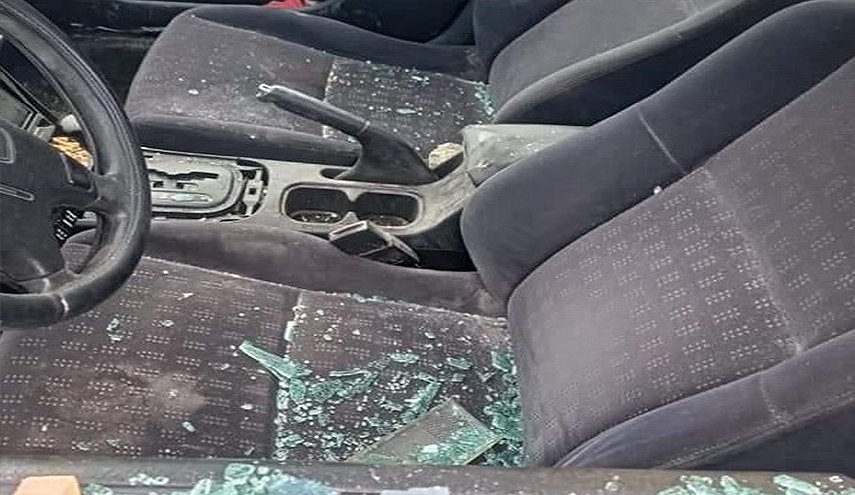 إصابة شابين فلسطينيين باعتداء مستوطنين على مركبتهما 
