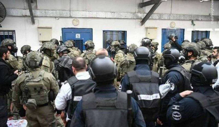 الاحتلال يفرض عقوبات جماعية على أسرى 