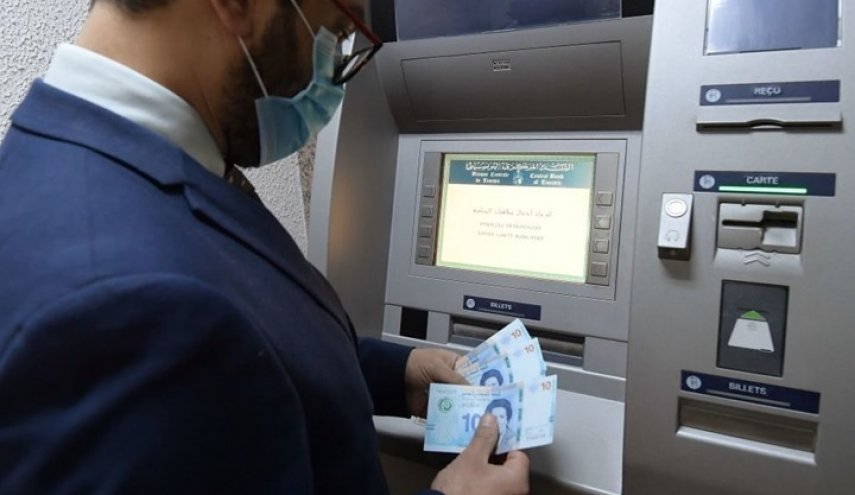 أزمة في تونس بسبب نقص مواد غذائية وأدوية وتأخير في الرواتب