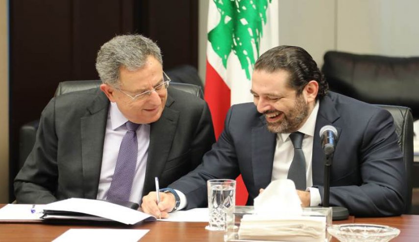 السنيورة يسعى لسحب 'الزعامة' من الحريري والأخير يتحرك