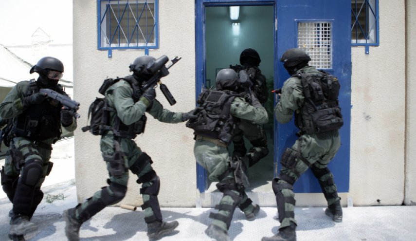 اشتباكات بين الأسرى الفلسطينيين وجنود الإحتلال في سجن ريمون 