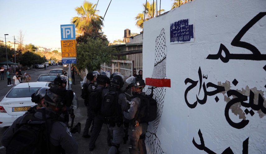 الاحتلال يعتدي على المتضامنين في منزل السعو بالشيخ جراح