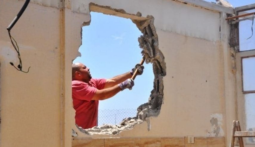 الاحتلال يجبر مواطنا على هدم منزله في القدس