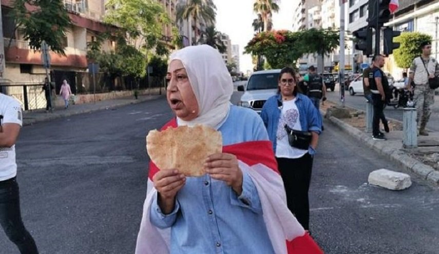 هلع في لبنان من انقطاع المحروقات والطحين