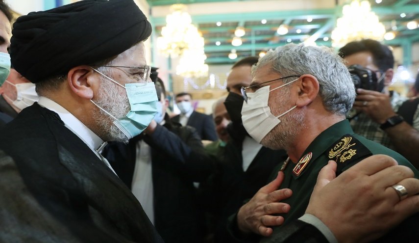 بالصور.. العميد قاآني برفقة جمع من المضحين يلتقون الرئيس الإیراني