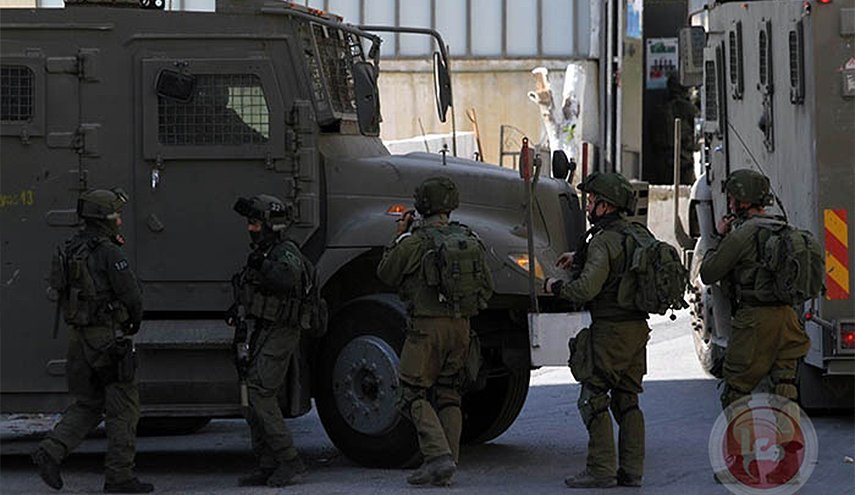 اعتقال ١٢ مواطنا فلسطينيا من قبل جنود الاحتلال بالضفة الغربية
