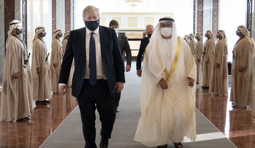 جونسون يصل إلى الإمارات لتهدئة أسواق الطاقة العالمية