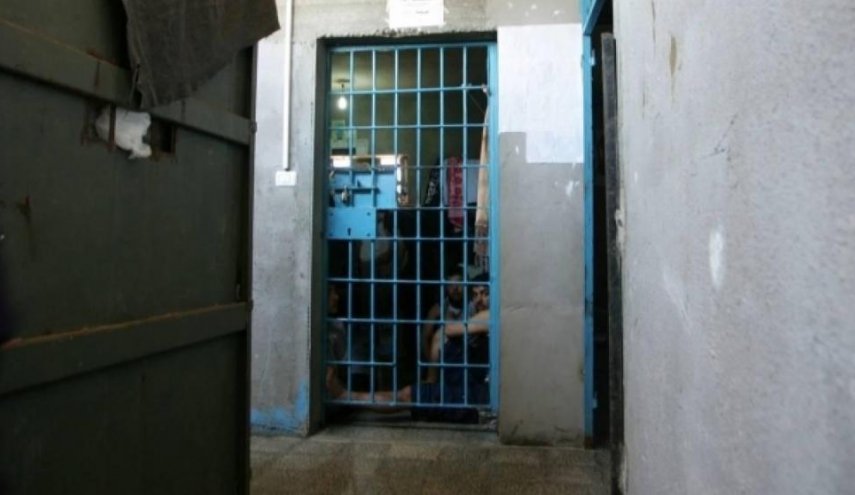 اسير فلسطيني يواجه اعتداء وحشي من قبل سجانين في مجدو