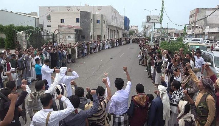 وقفات احتجاجیة في الحديدة تنديداً باستمرار احتجاز سفن الوقود