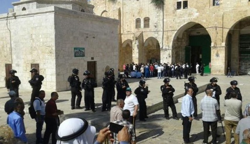 245 مستوطنا وعنصرا أمنيا يقتحمون باحات المسجد الاقصى