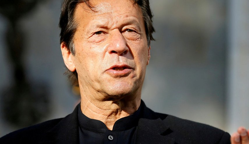 عمران خان يرفض دعوات الاستقالة ويتوعد بـ