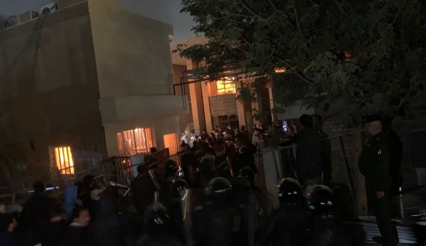 العراق...غضب شعبي كبير بعد إساءة عضو الحزب الديمقراطي إلى مقام المرجعية