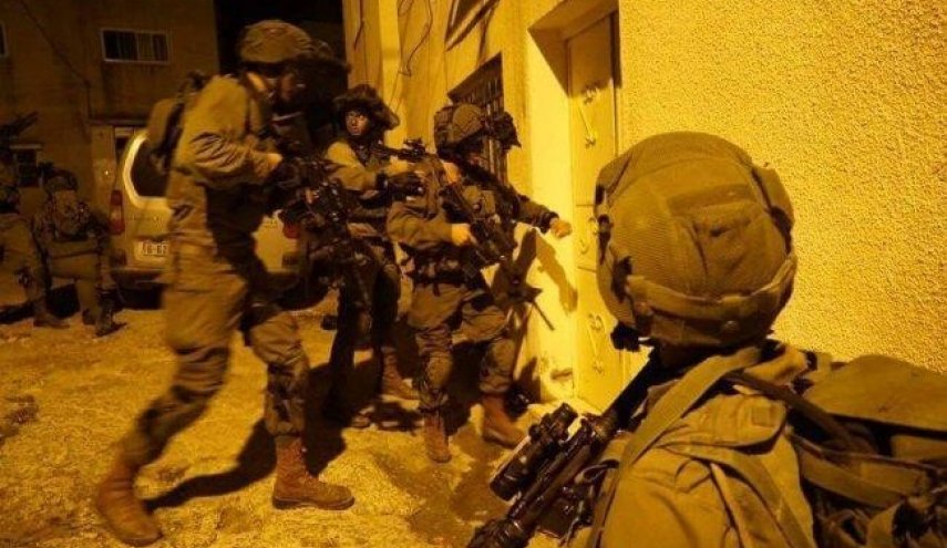 نحو 12معتقلا بالضفة الغربية الليلة الماضية