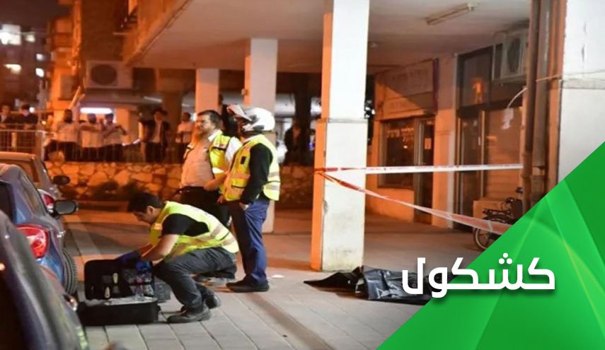 أربعة شبان يهزون 