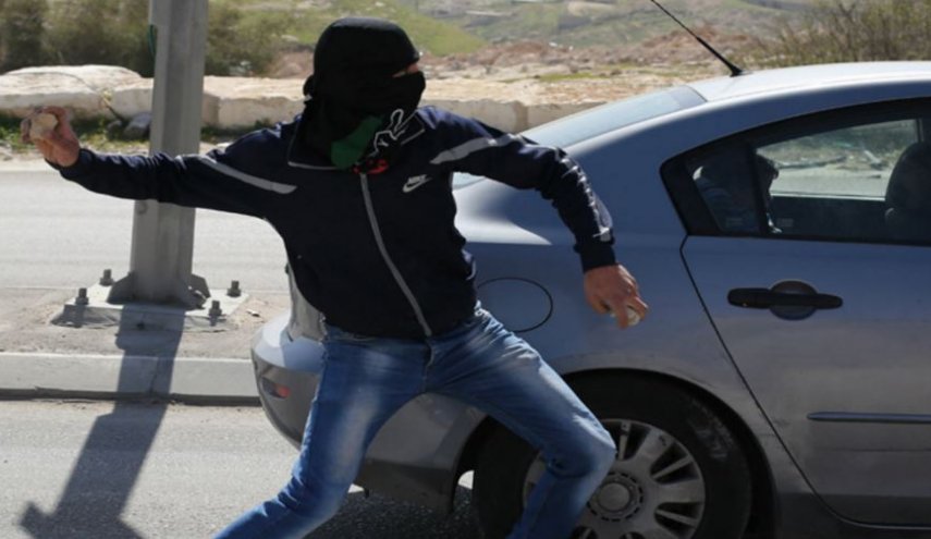 شبان ثائرون يستهدفون مركبات المستوطنين في نابلس