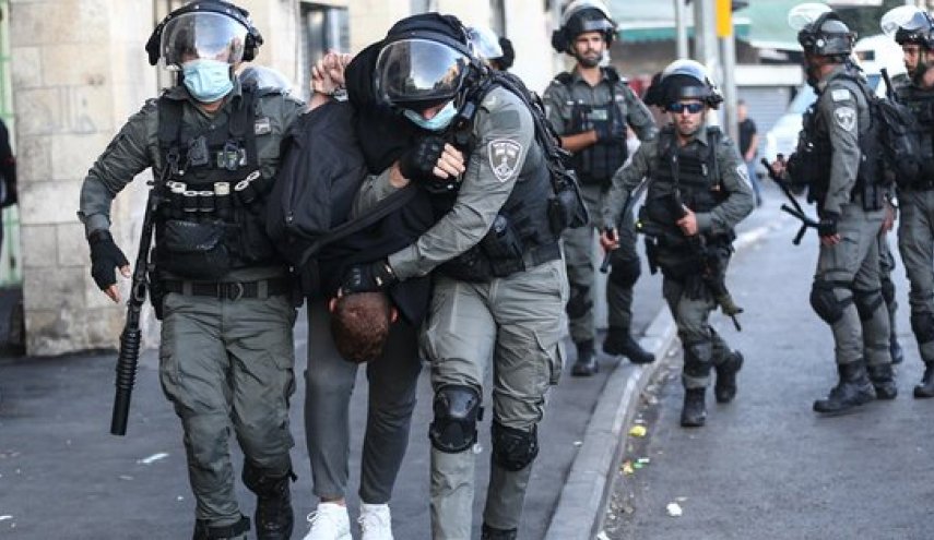 الاحتلال يعتقل 6 شبان فلسطينيين على حواجزه بالضفة
