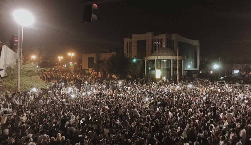 مظاهرات ليلية في السودان عشية ذكرى بدء الاعتصام بمحيط قيادة الجيش