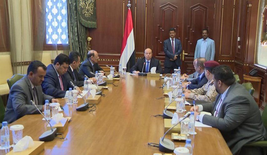 تفاصيل القرار الصادر عن حكومة هادي لنقل صلاحياته إلى “مجلس القيادة الرئاسي”