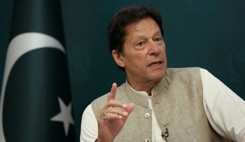 عمران خان يتعهد بالقتال 'حتى الكرة الأخيرة' بعد قرار قضائي يمهد للإطاحة به
