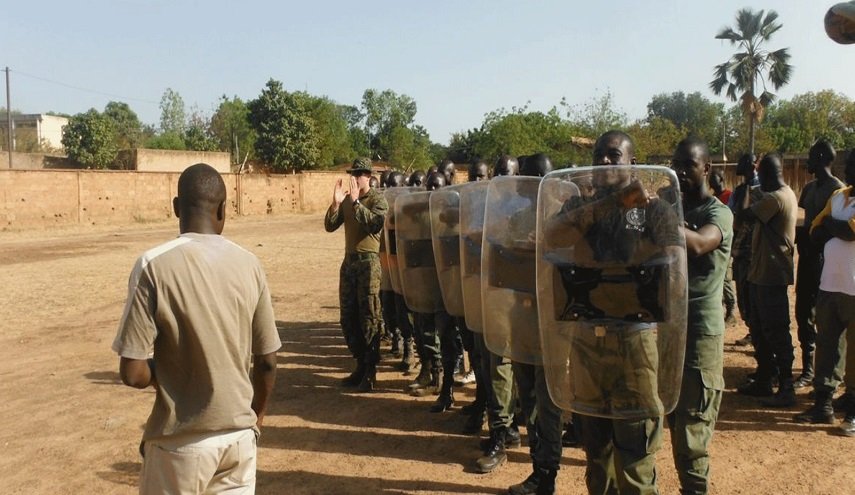 مقتل 16 شخصا بهجوم على موقع عسكري في بوركينا فاسو
