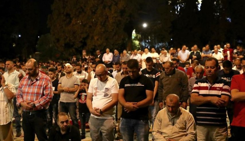 عشرات الآلاف يؤدون التراويح في الأقصى والاحتلال يعتقل 4 شبان من القدس