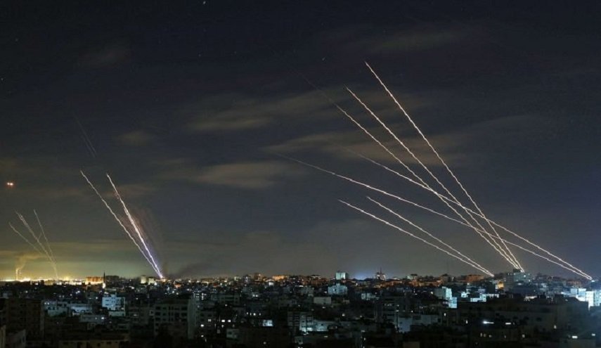 المقاومة الفلسطينية تطلق رشقات صاروخية تجاه بحر غزة
