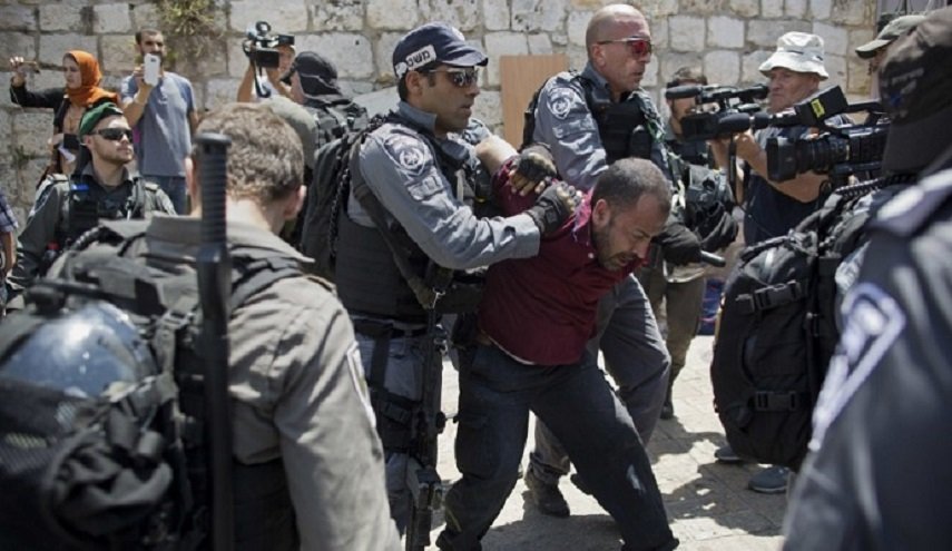 الاحتلال يعتقل ١٢ شابا من القدس المحتلة
