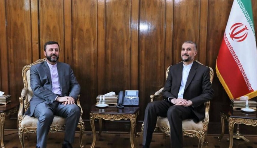 امير عبداللهيان وغريب آبادي يؤكدان ضرورة استيفاء حقوق الايرانيين المقيمين في الخارج