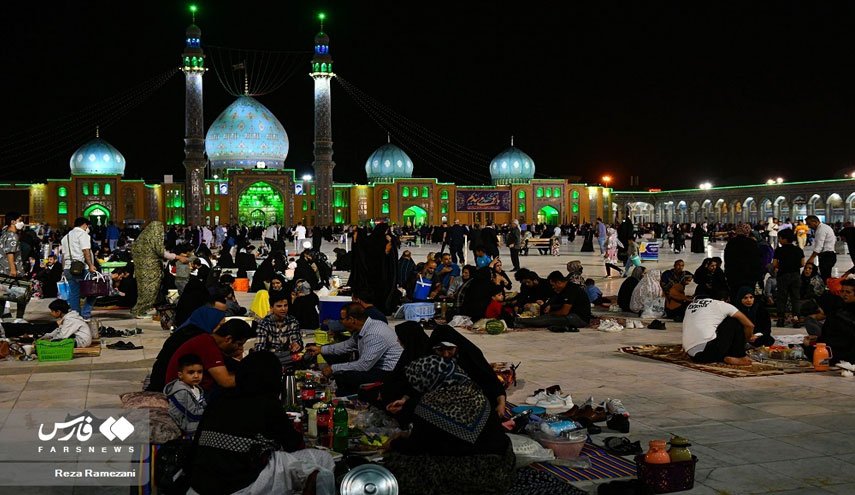 شاهد: مراسم إفطار الصائمين في مسجد جمكران بمدينة قم وسط ايران