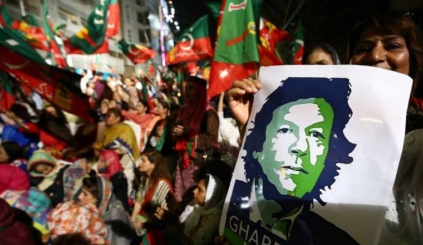 عمران خان يطالب بانتخابات مبكرة ويلوح بالزحف نحو العاصمة