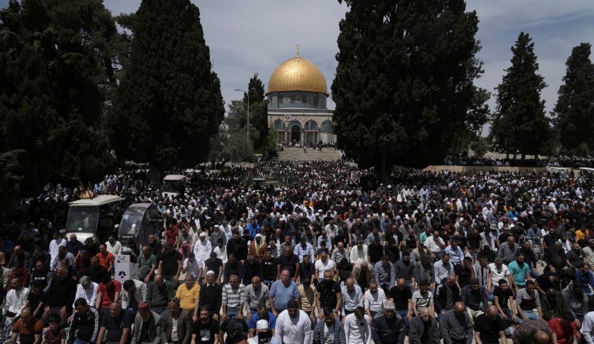 بالصور.. أكثر من 150 ألفًا يؤدون الجمعة الثالثة من رمضان في الأقصى