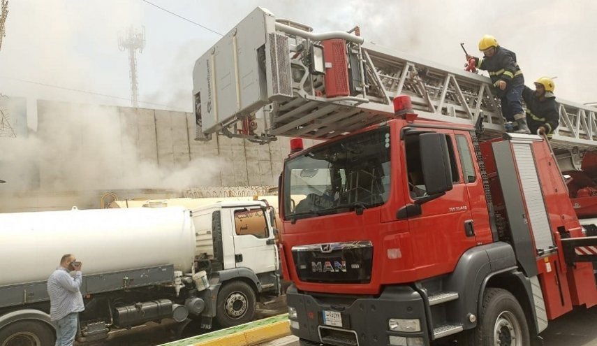 شاهد.. 20 فرقة إطفاء لإخماد حريق في مجمع تجاري بكربلا المقدسة