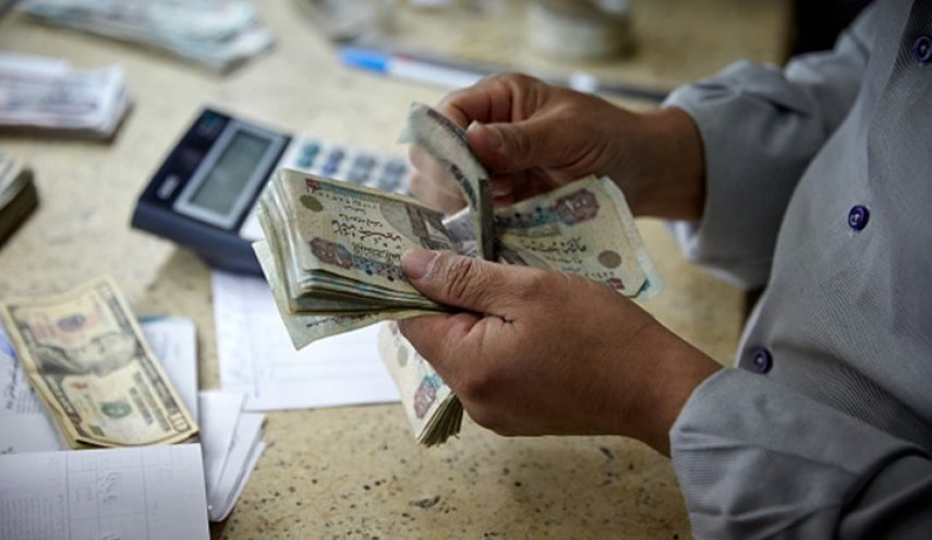 قيود جديدة على الدولار في مصر تنذر بانهيار جديد للجنيه