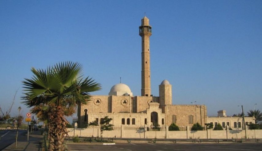 مستوطنون يعتدون على مسجد حسن بيك في يافا