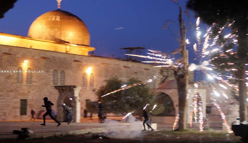 شاهد.. الاحتلال يطلق قنابل الغاز على المصلين في باحات الاقصى