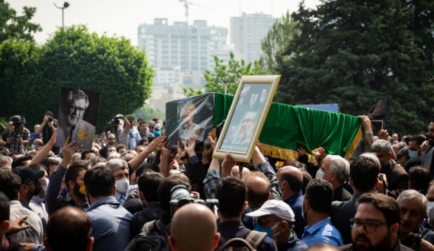 جثمان الفنان 'نادر طالب زادة' يواري الثرى في جنة الزهراء بعد تشييع مهيب