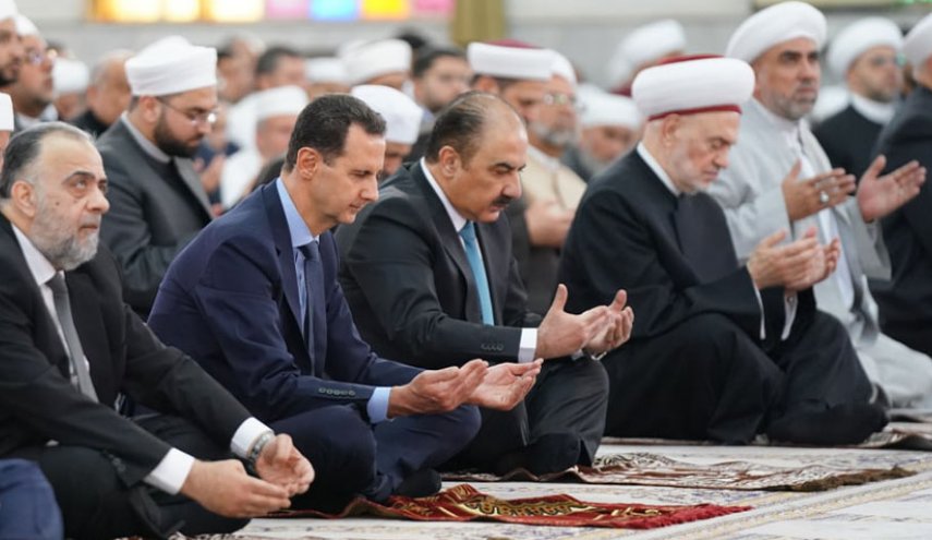 بالصور.. الرئيس السوري يؤدي صلاة عيد الفطر في رحاب جامع الحسن بدمشق
