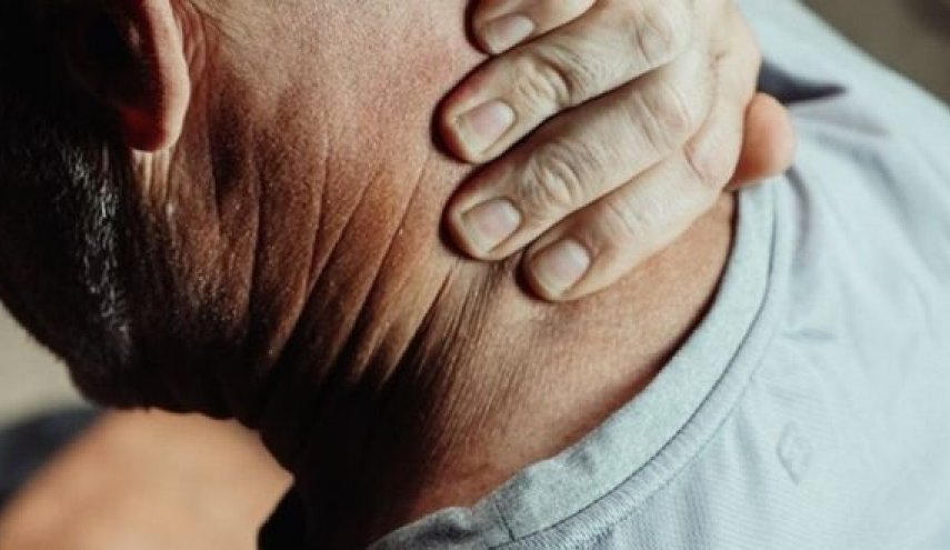 لماذا عليك أن تتوقف عن طق رقبتك؟.. العلماء يكشفون سببا خطيرا