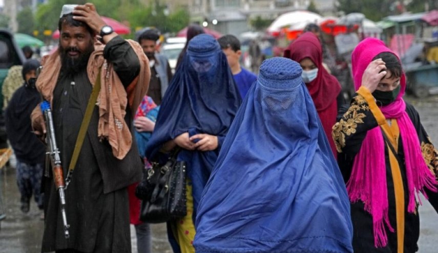 طالبان تفرض على النساء ارتداء البرقع في الأماكن العامة