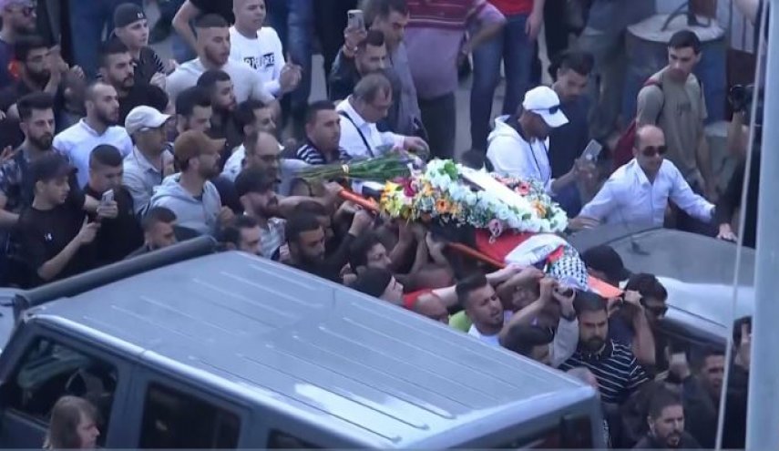 بالصور.. تشييع مهيب لجثمان الشهيدة أبو عاقلة ملفوفا بالكوفية وعلم فلسطين 